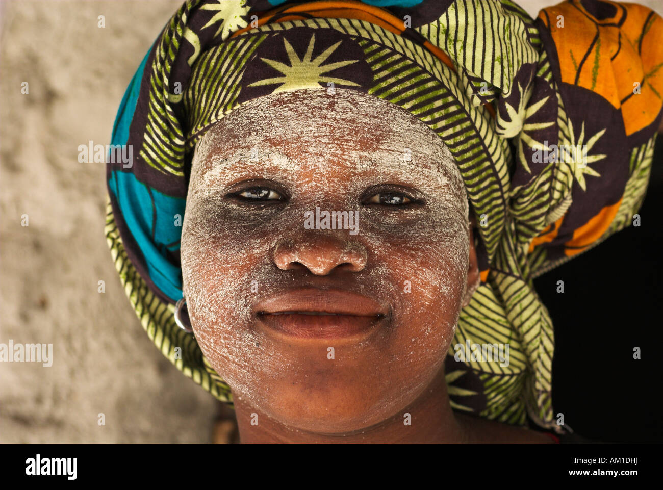 Femme avec masque facial traditionnel, l'île de Matemo, îles des Quirimbas, au Mozambique, l'Afrique Banque D'Images