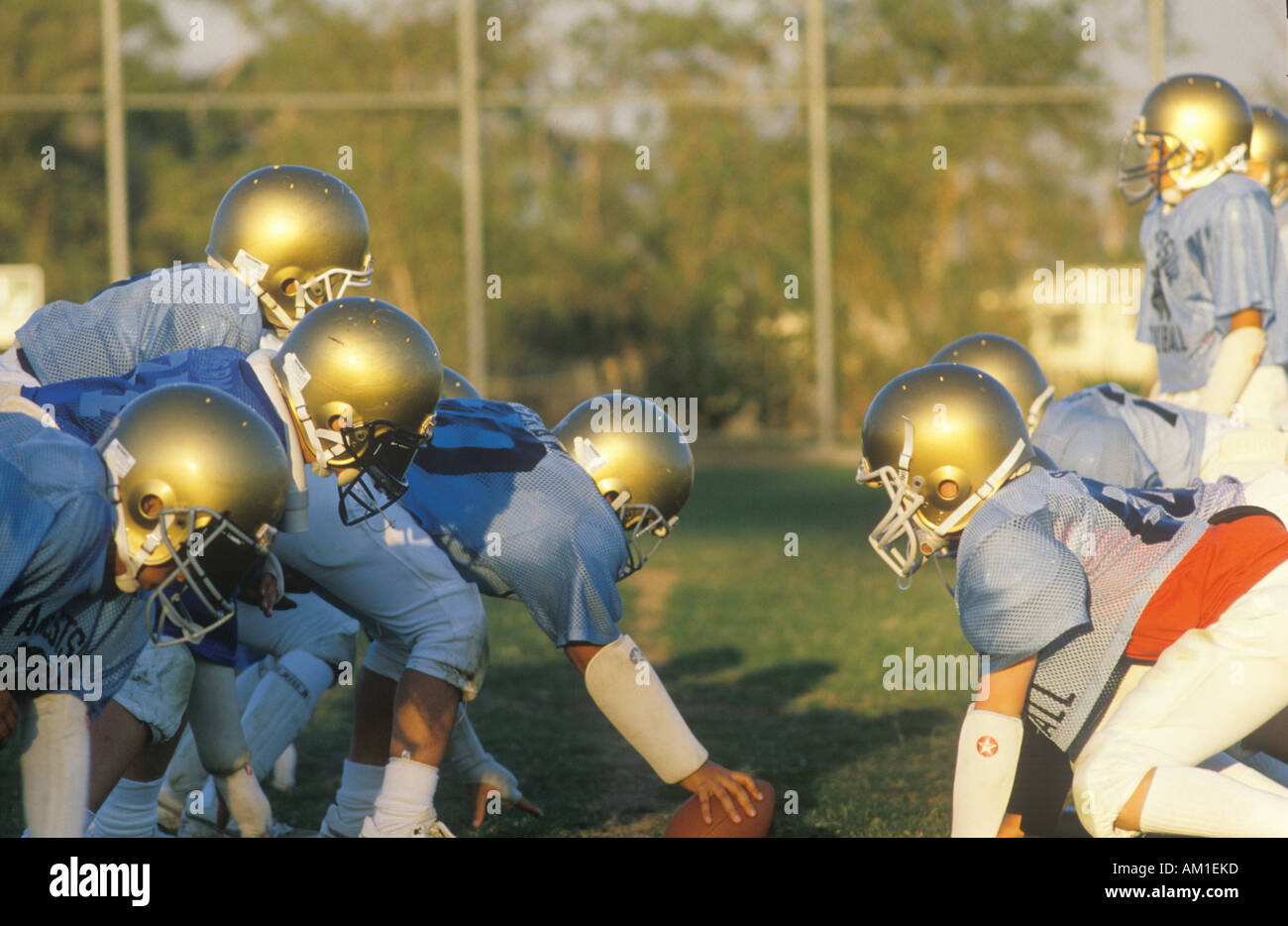 La pratique du football ligue Junior avec les membres de l'équipe sur la ligne de scrimmage Brentwood CA Banque D'Images