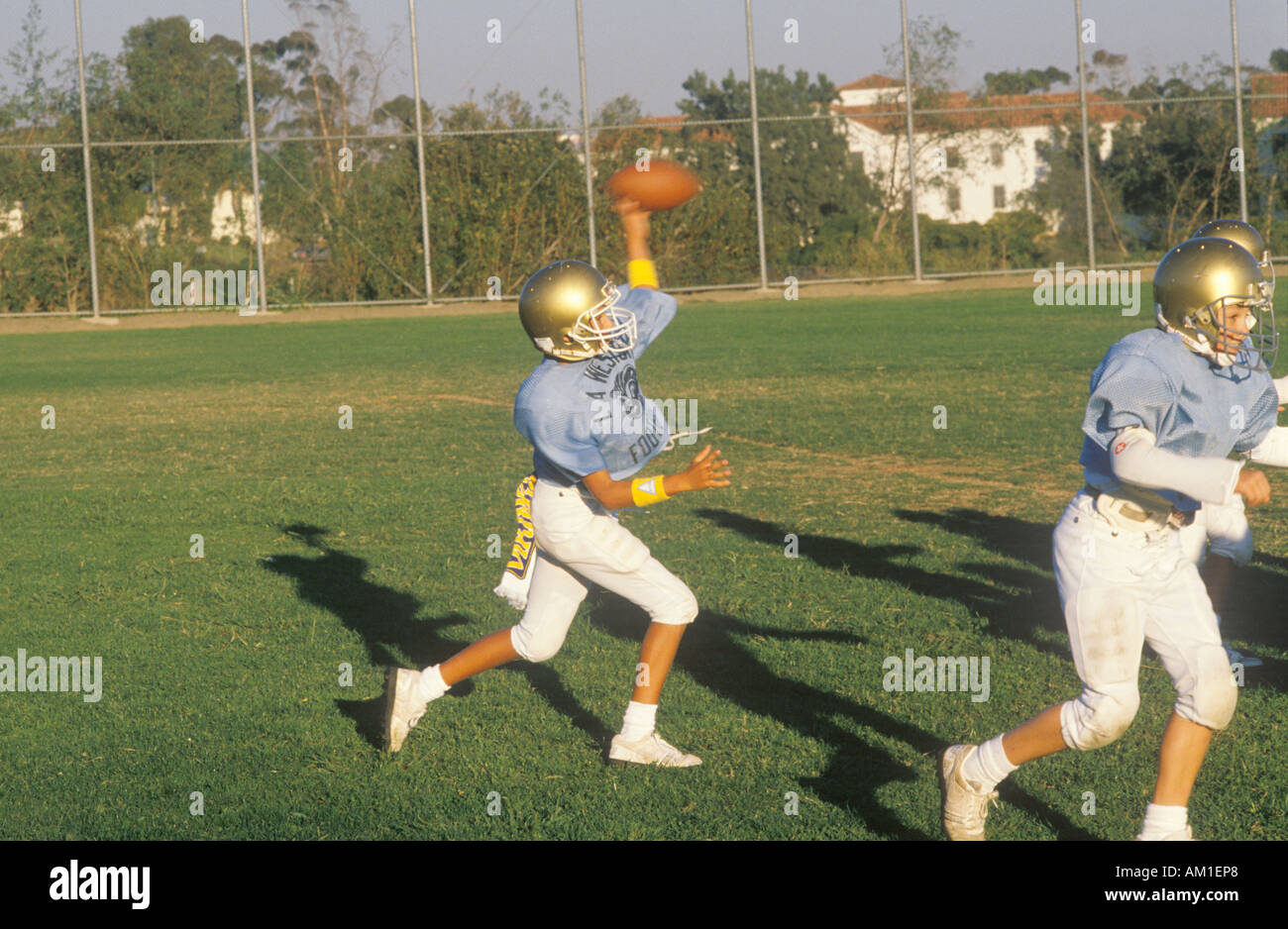 Joueur de football Ligue junior de football de capture au cours de la pratique Brentwood CA Banque D'Images