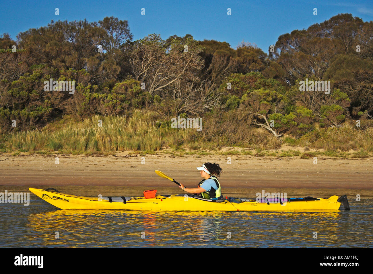 Femme dans un canoë, parc national de Freycinet, Tasmanie, Australie Banque D'Images