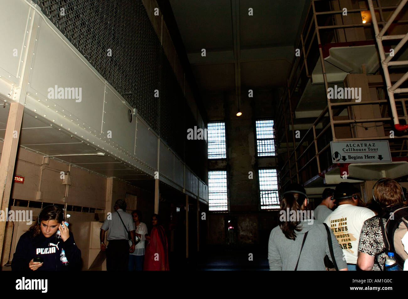 Groupe Touristique sur cellhouse guidée de pénitencier d'Alcatraz l'île d'Alcatraz San Francisco California USA Banque D'Images