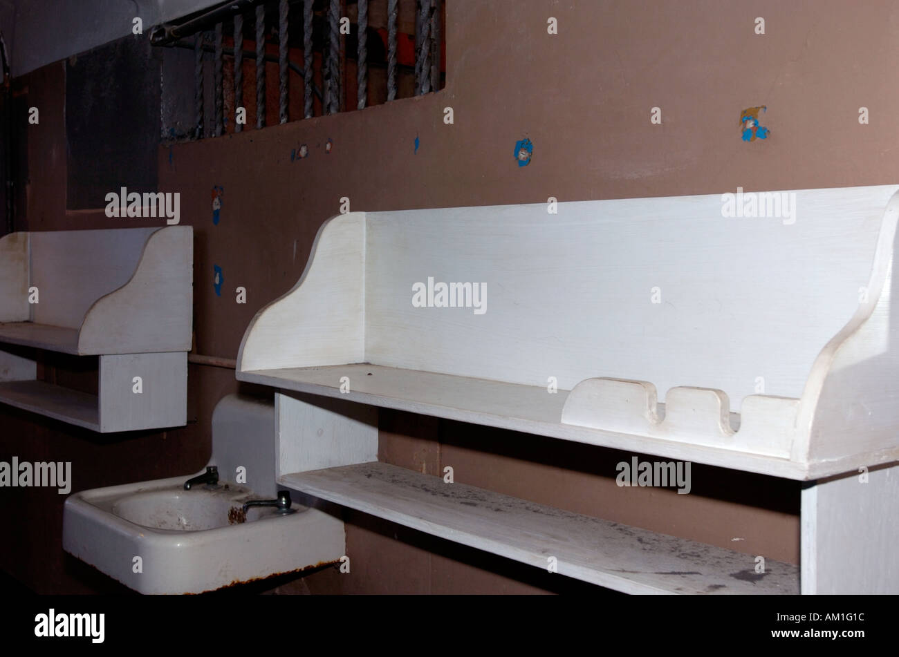 Des étagères et un lavabo dans un pénitencier d'Alcatraz l'île d'Alcatraz à San Francisco California USA Banque D'Images