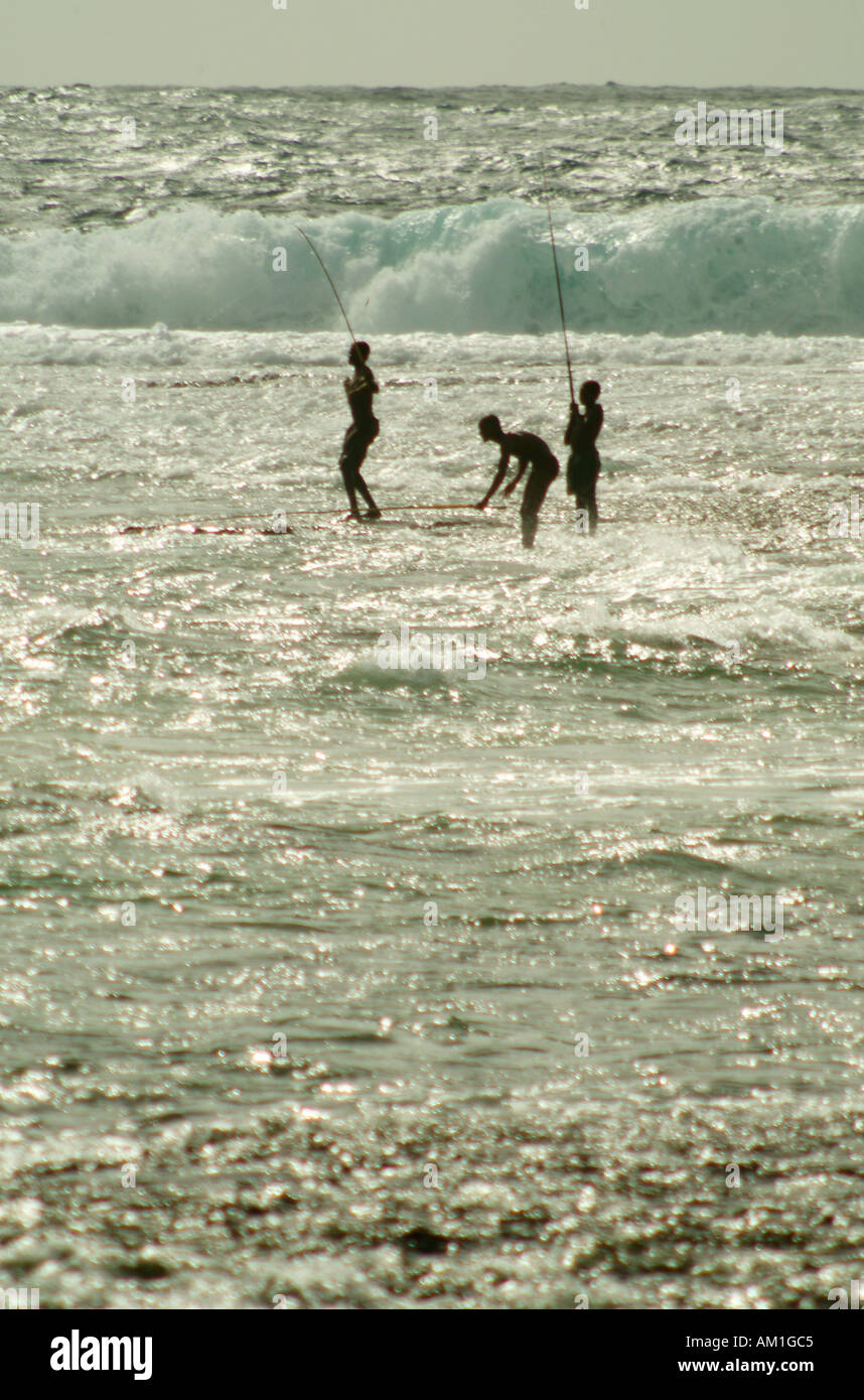 Pêche pêcheur dans la grande houle sur la plage de tofo. Mozambique Banque D'Images