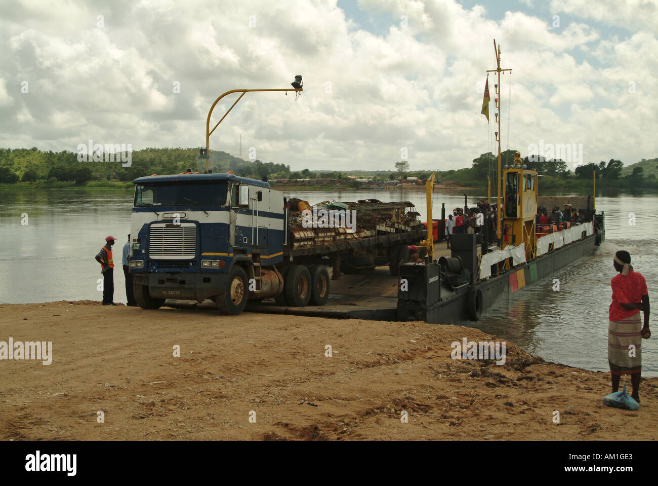 Véhicule Zambèze le passage de bac à l'AICA. Le Mozambique, l'Afrique du Sud Banque D'Images