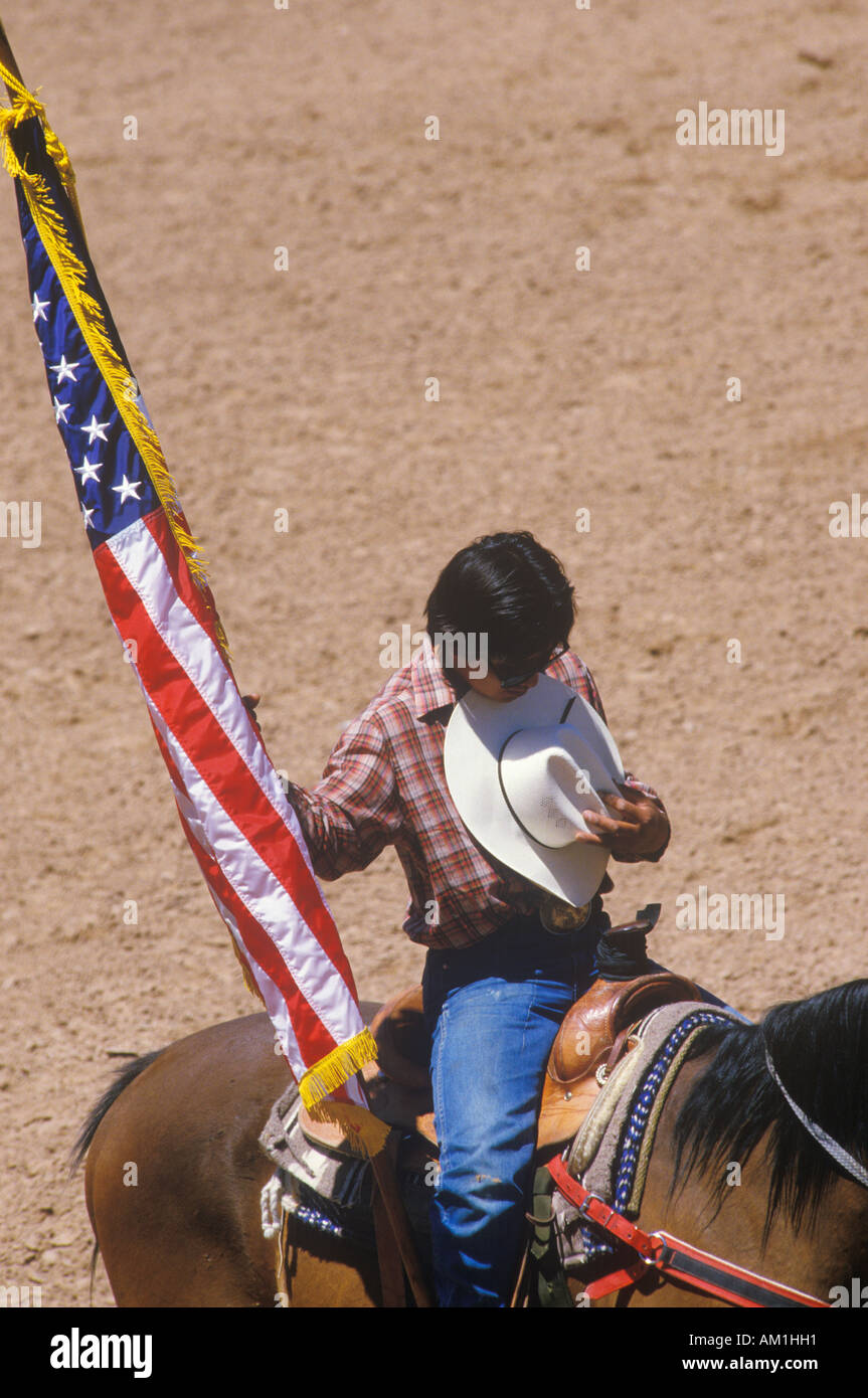 Native American avec le drapeau américain à la cérémonie d'ouverture de l'Inter Tribal Indian Rodeo Gallup NM Banque D'Images