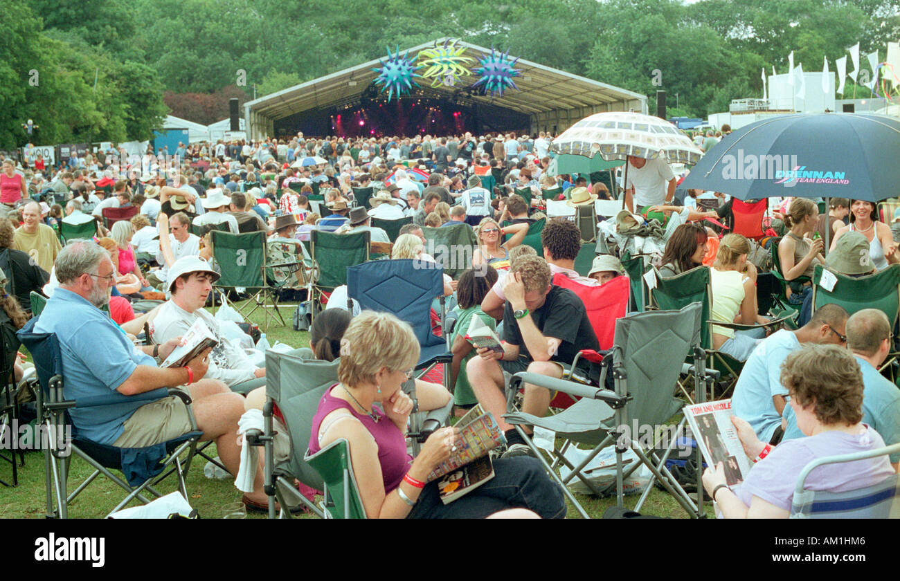 La foule devant la grande tente au Cambridge Folk Festival Banque D'Images