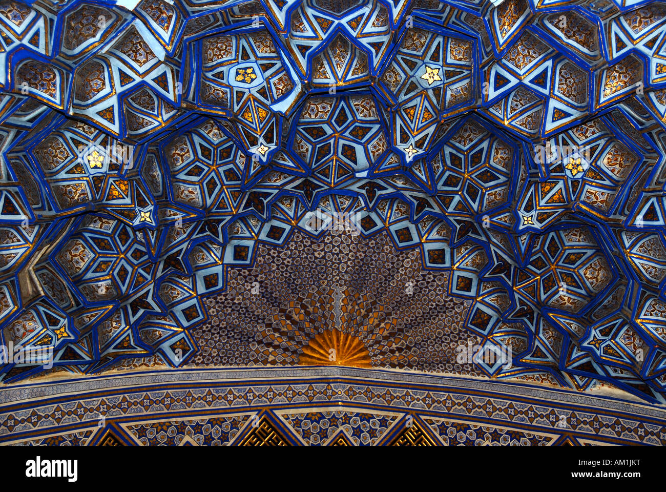 Belle décoration d'un plafond voûté avec des stalactites à l'intérieur de Gur-e Amir Mausoleum Samarkand Ouzbékistan Banque D'Images