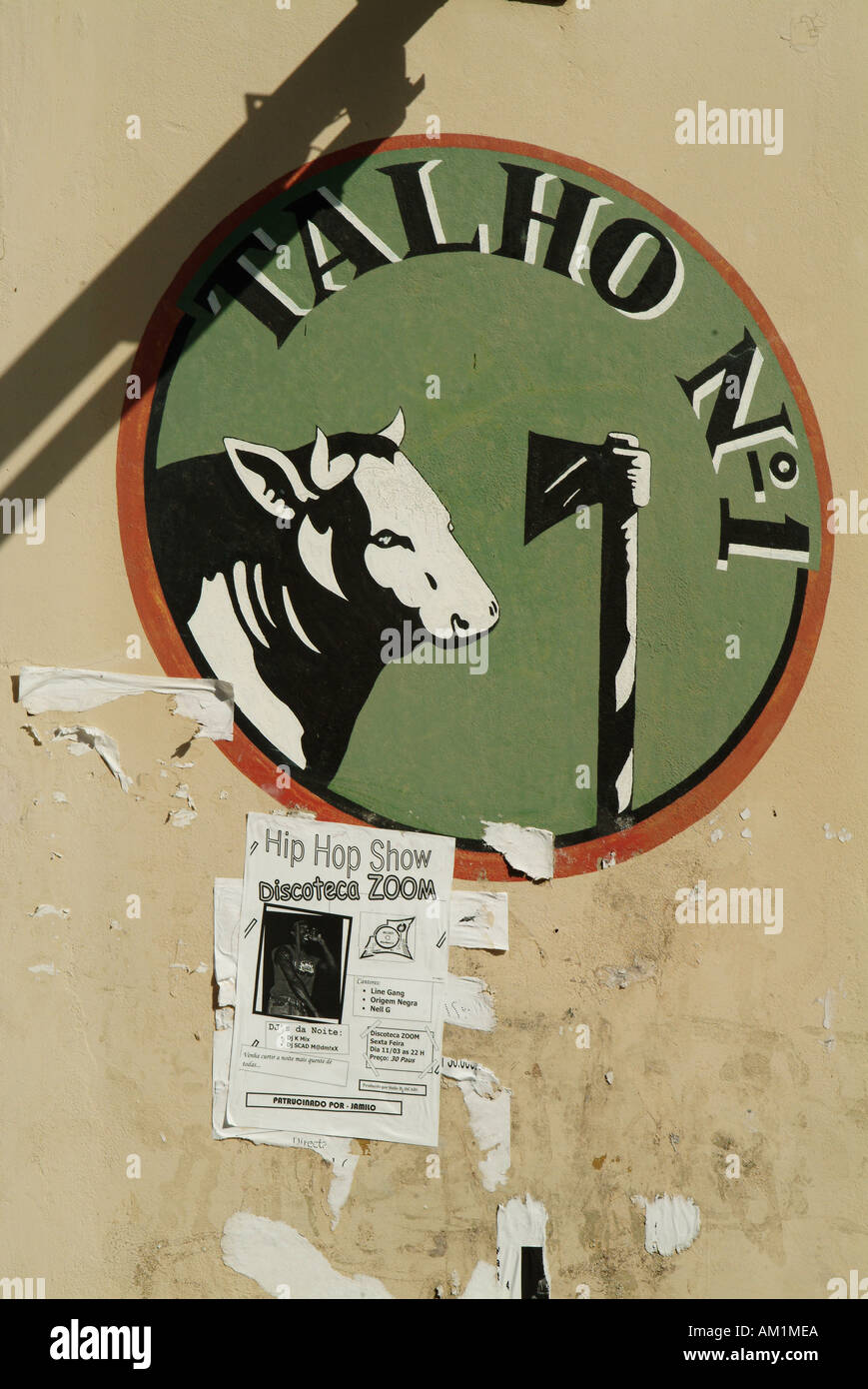 Un signe pour la boucherie avec une vache et ax. L'Inhambane, Mozambique, Afrique du Sud Banque D'Images