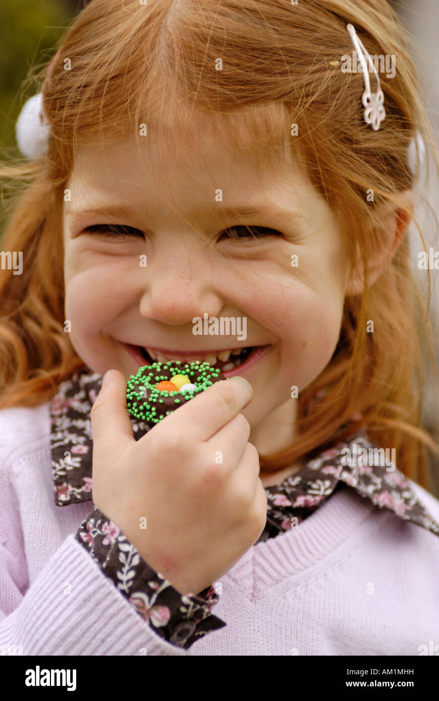Fille mange des sucreries à Pâques Banque D'Images