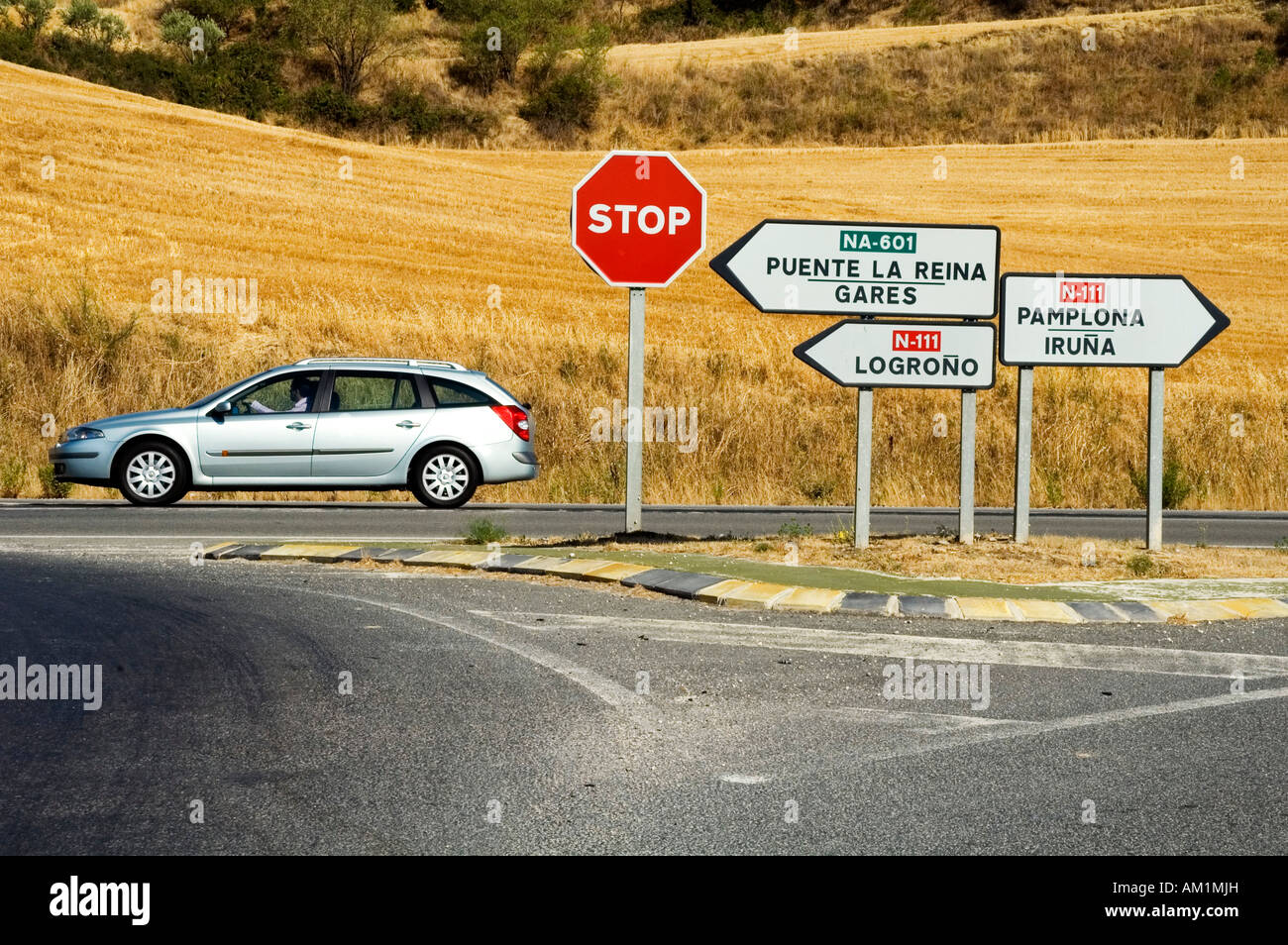 Une Renault Laguna Estate voiture roule au-delà d'un passage bien balisés, Navarra, Espagne Banque D'Images