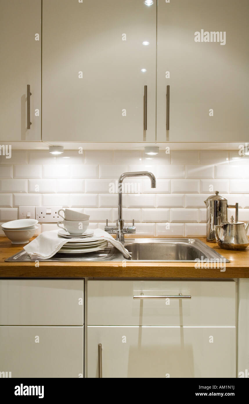 Détail de l'évier de cuisine et de placards avec du carrelage blanc d'obligations d'exécution Banque D'Images