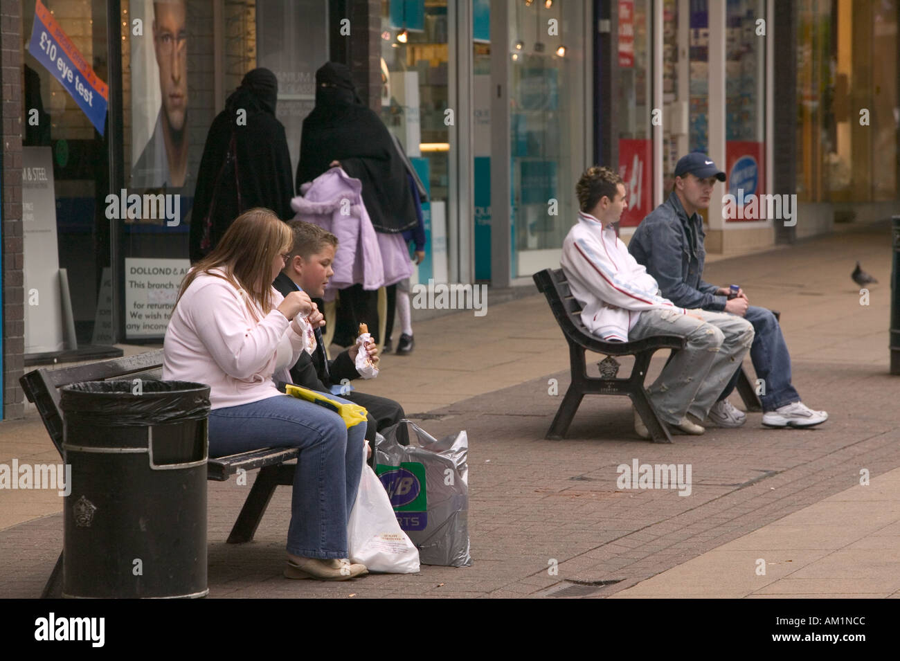 Les femmes pakistanaises en burka et blancs dans le centre commercial de Burnley Lancashire Banque D'Images