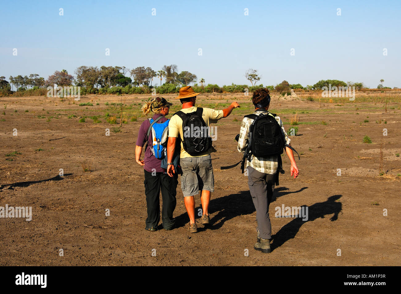 Ranger auprès des touristes sur un jeu de marche dans la savane africaine, le Botswana Banque D'Images