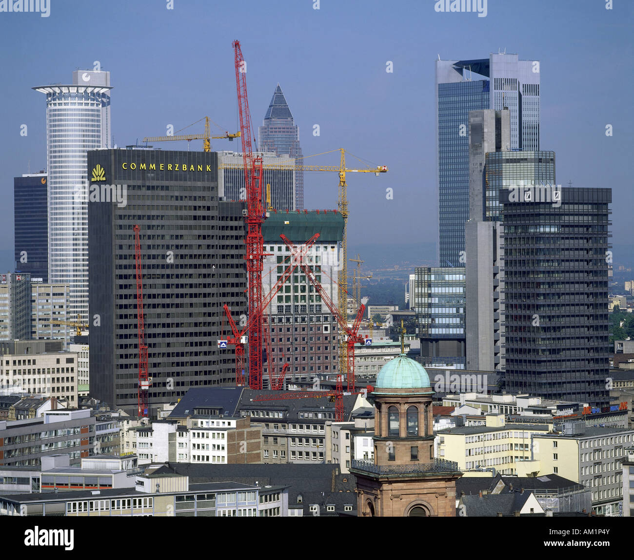 Géographie / voyages, Allemagne, Hesse, Francfort-sur-le-Main, vue sur la ville / paysages urbains, quartier financier avec grue de bâtiment, Banque D'Images