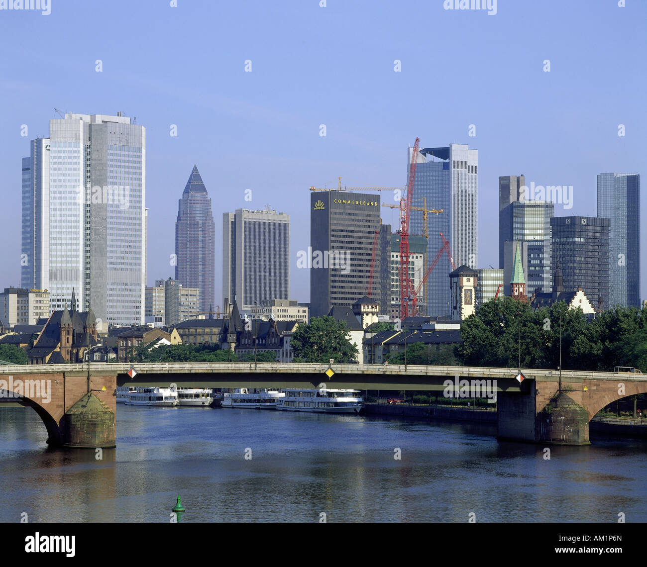 Géographie / voyages, Allemagne, Hesse, Francfort-sur-le-Main, vue sur la ville / paysages urbains, vue vers le centre-ville avec le vieux pont, Banque D'Images
