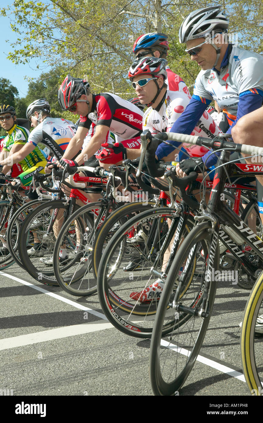 Hommes amateurs cyclistes en compétition dans le Garrett Lemire Memorial Le circuit de course de Grand Prix National le 10 avril 2005 du CNRC dans Ojai Banque D'Images