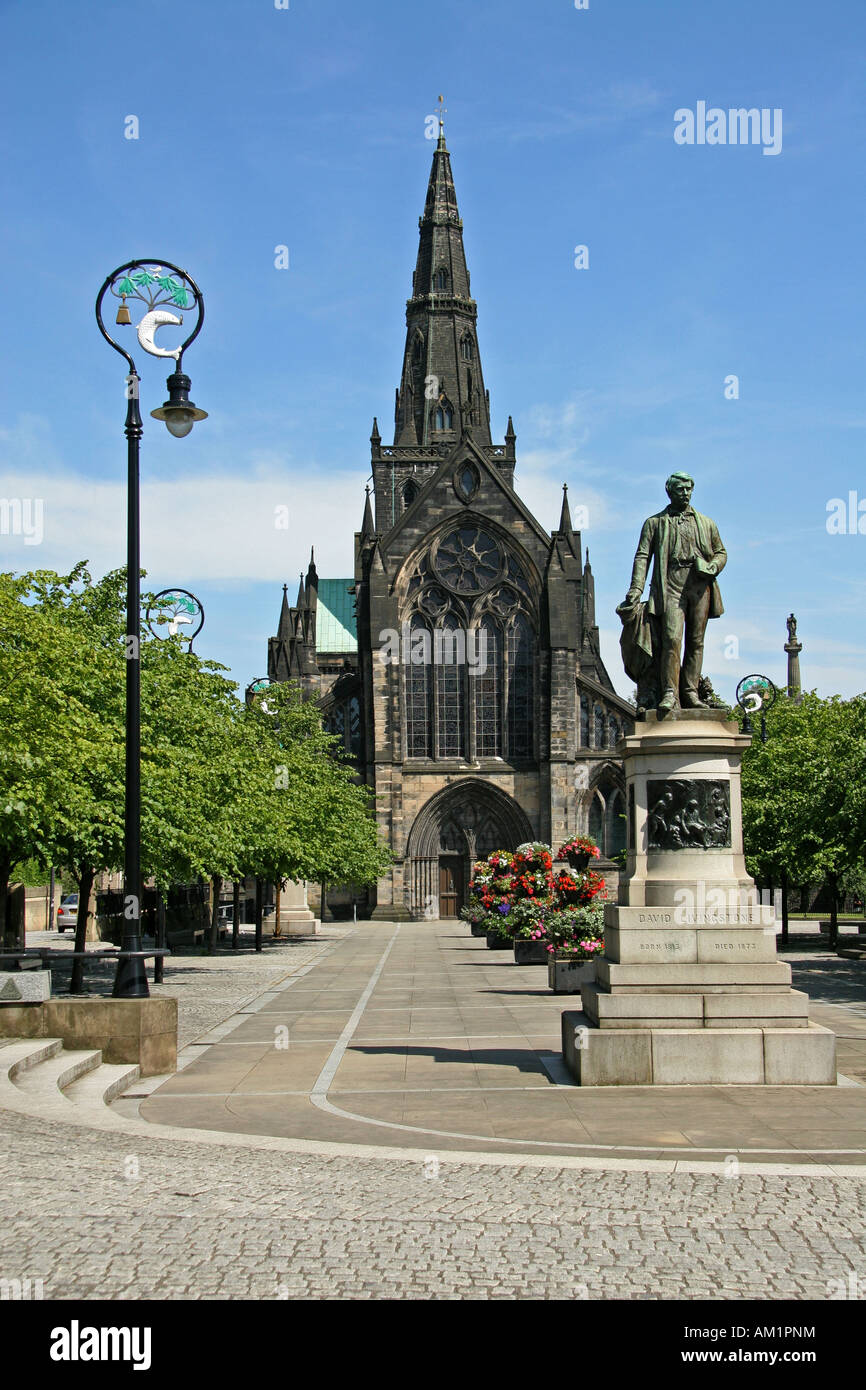 La cathédrale de Glasgow avec la statue de l'explorateur David Livingstone, ville de Glasgow armoiries sur lamp post Ecosse Banque D'Images