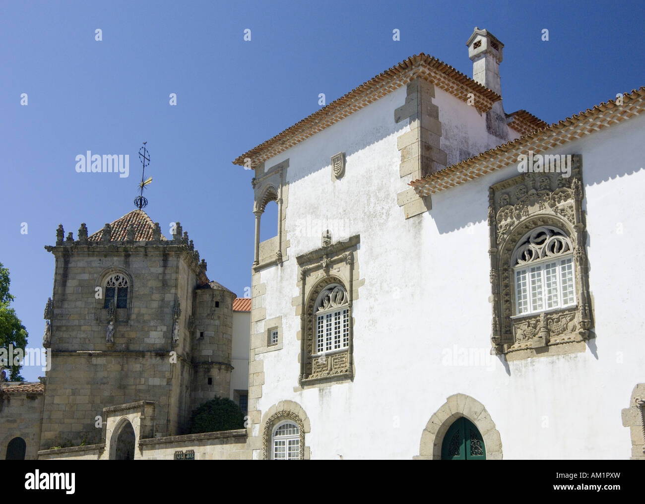 Le Minho, Portugal Costa Verde, bâtiments à Braga, une église gothique tower et de beaux exemples de fenêtres décorées dans le Manuel Banque D'Images