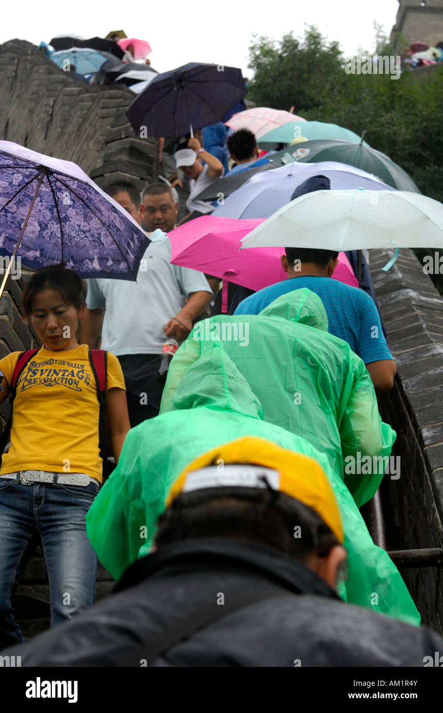 Des foules de touristes randonnée sur la Grande Muraille de Chine sur un jour de pluie, Chine Banque D'Images