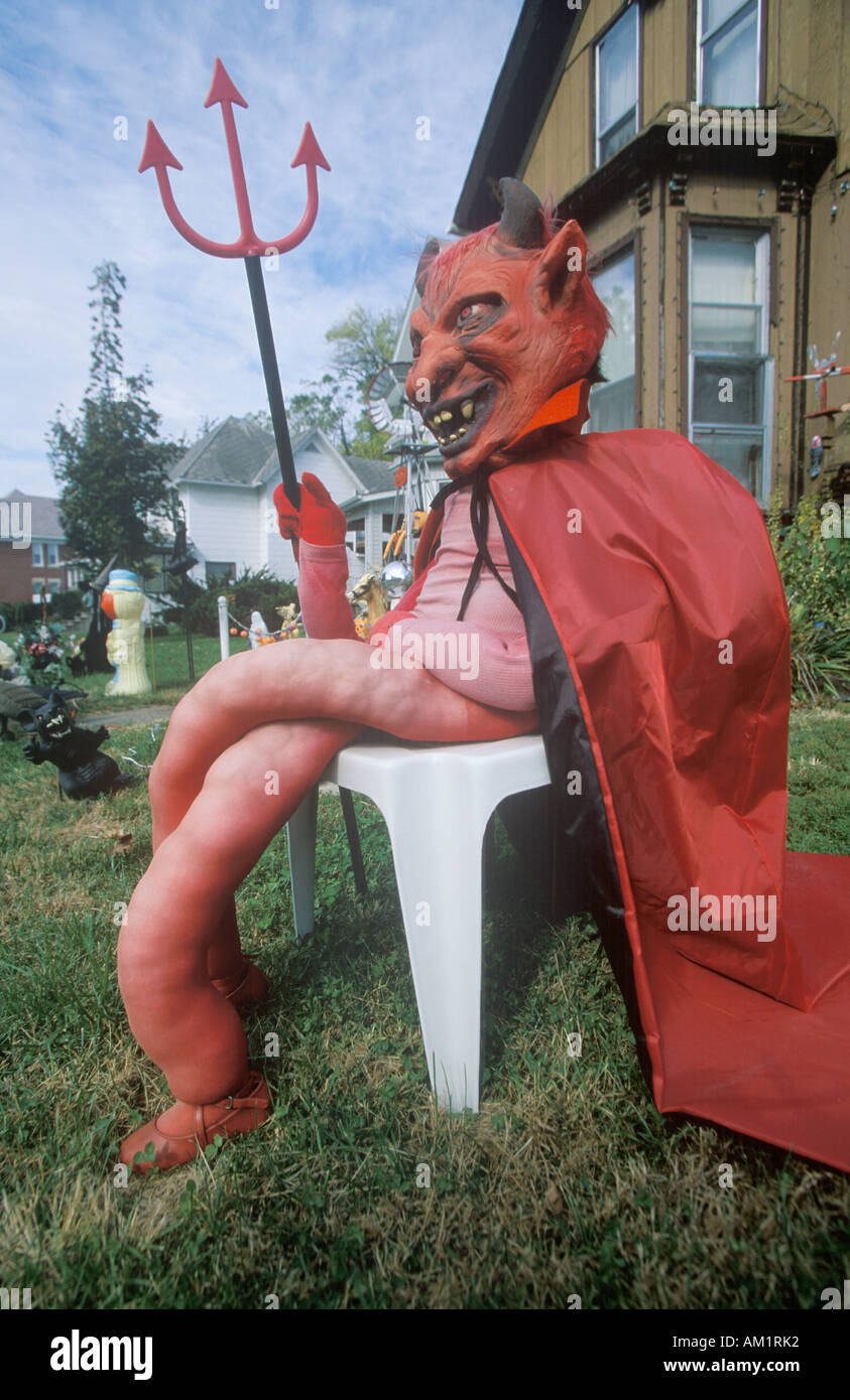 Dummy habillé comme le diable pour l'Halloween sur pelouse avant l'Illinois Banque D'Images