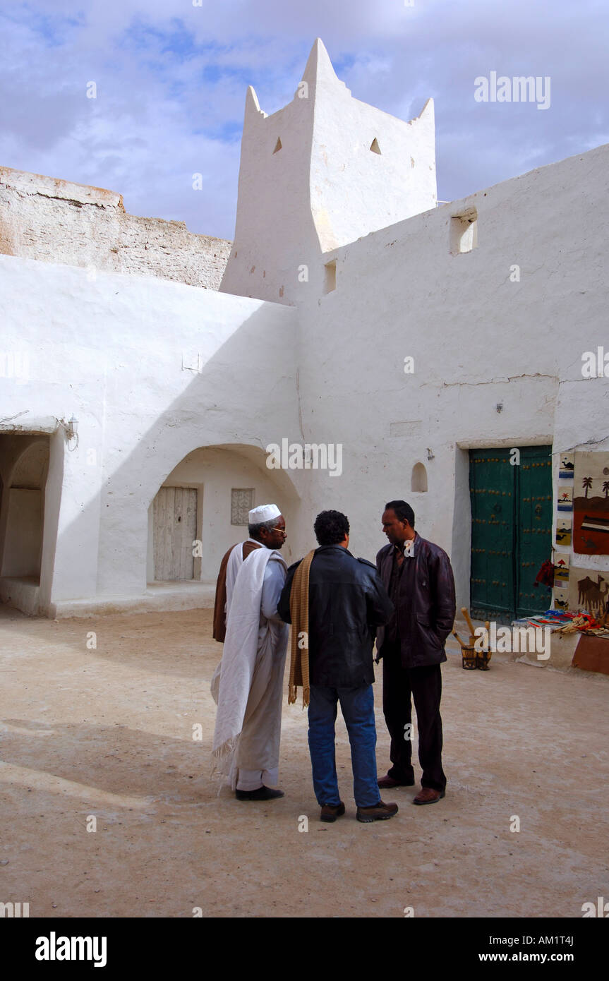 Trois hommes en discussion, de la vieille ville de Ghadamès Libye Banque D'Images