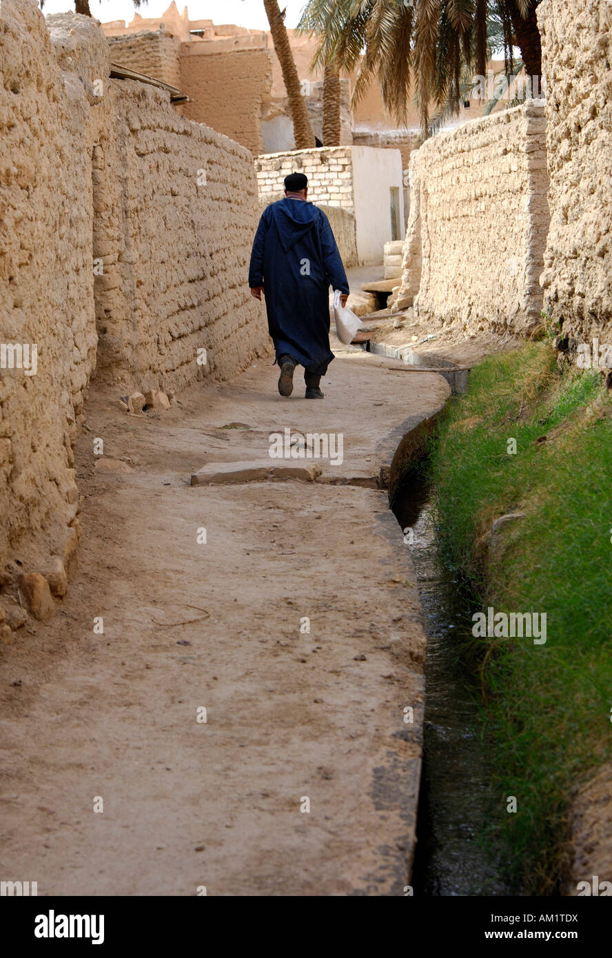 L'homme Local promenades à travers les ruelles de la vieille ville de Ghadamès, Libye Banque D'Images