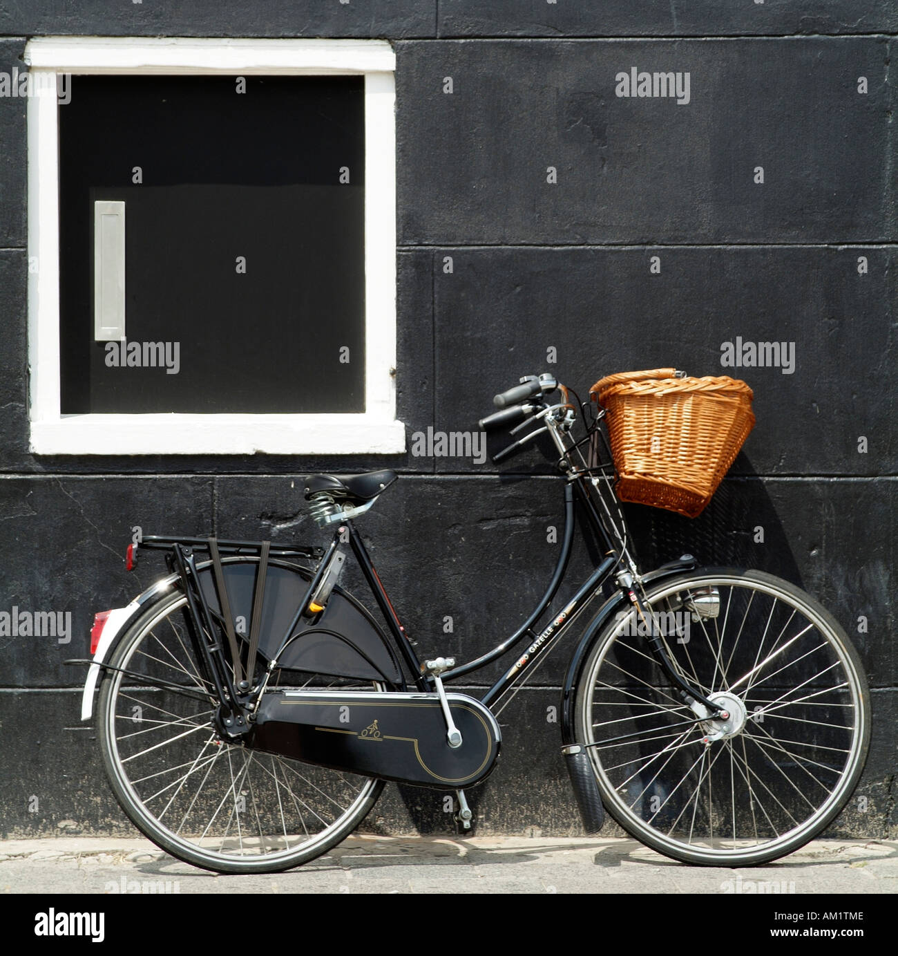 Vélo hollandais noir traditionnel avec panier en osier. Les Pays-Bas  l'Europe Photo Stock - Alamy