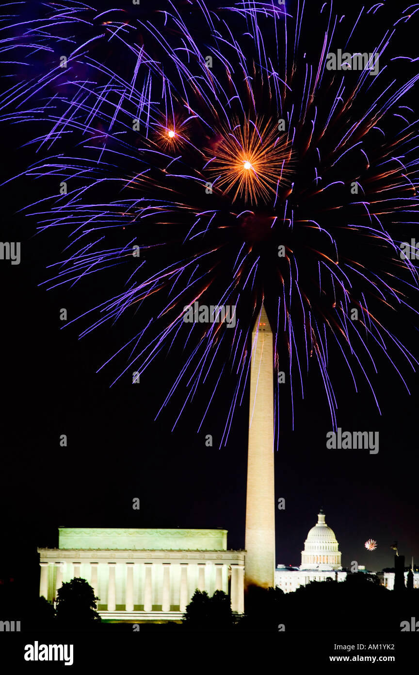 Quatrième de juillet, fête avec Fireworks multiplient sur le Lincoln Memorial et Washington Monument Washington Capitol S U D Banque D'Images