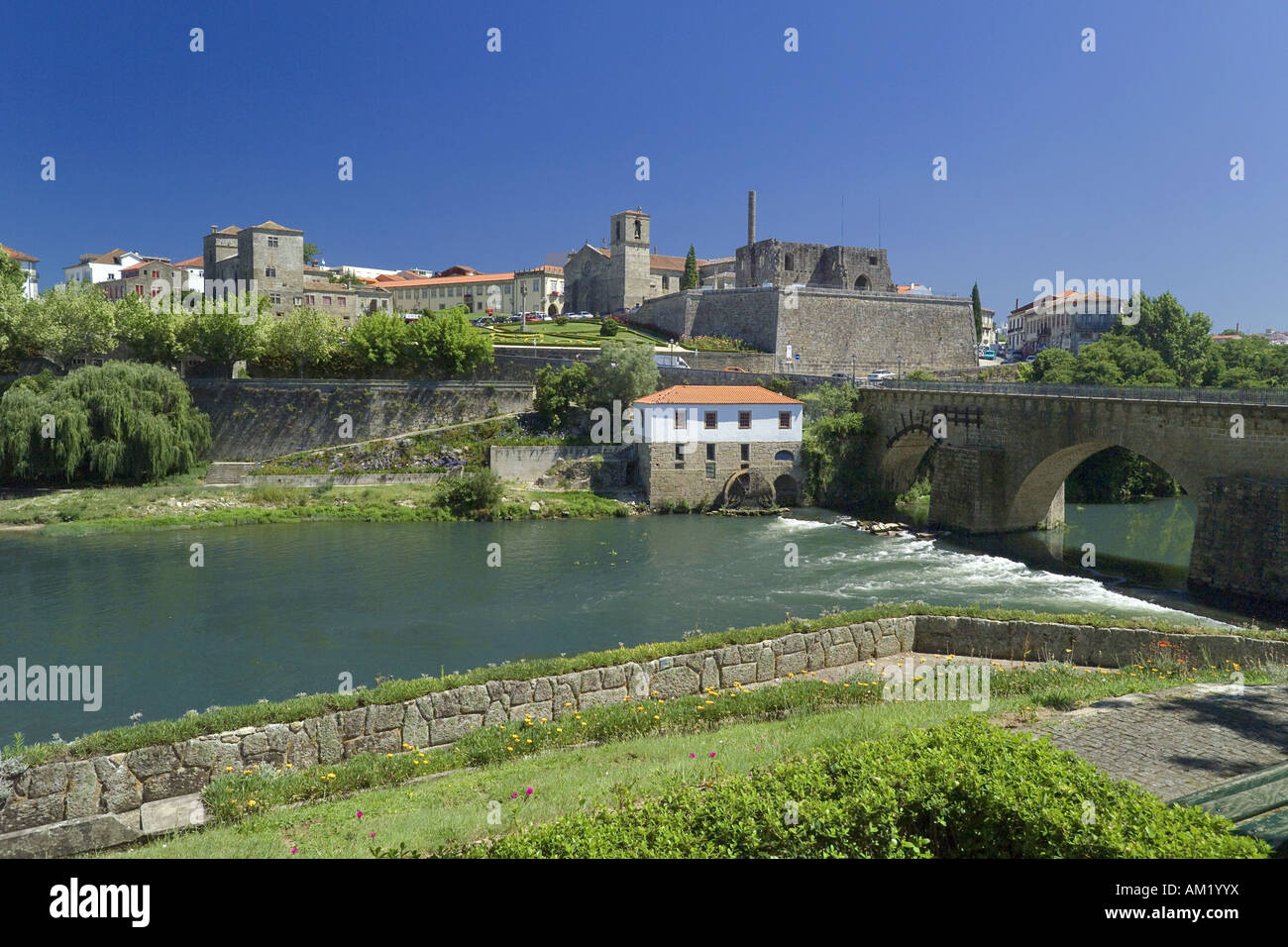 Le Minho, Portugal Barcelos château, vieille ville et pont romain sur la rivière Cavado Banque D'Images