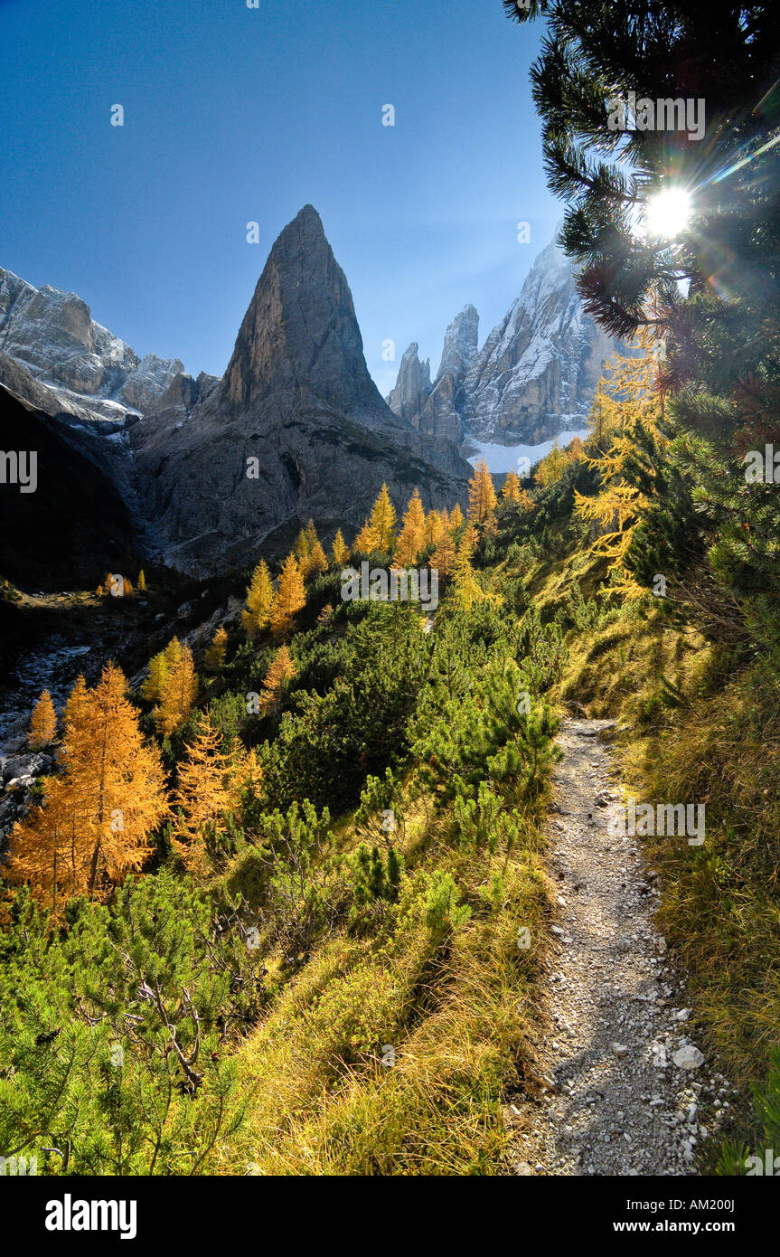 Chemin de randonnée dans le Sextenan Fischleintal avec Zwoelferkogel, Dolomites, le Tyrol du Sud, Italie Banque D'Images