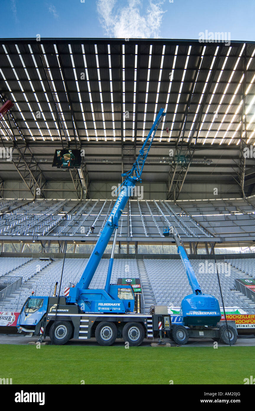 Grue de construction au stade Tivoli, lieu de la soccer EM 2008, Innsbruck, Tyrol, Autriche Banque D'Images