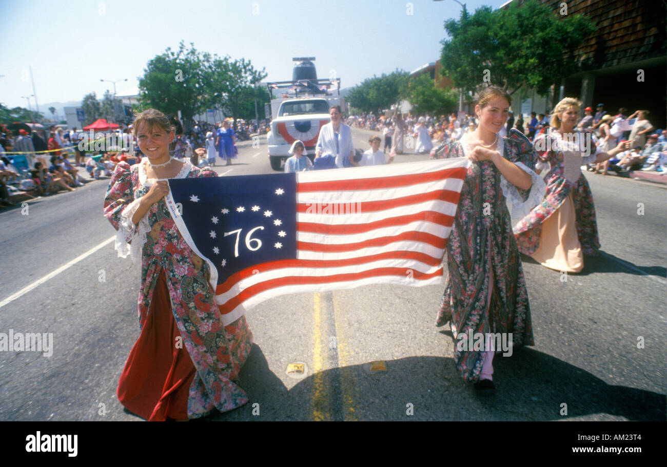 Les jeunes femmes marchant en Juillet 4e Parade Pacific Palisades en Californie Banque D'Images