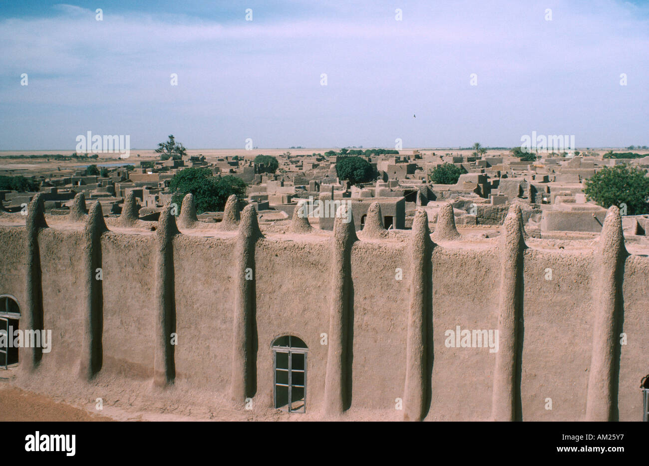 L'Afrique de l'ouest du Mali Mopti Djenné Vue sur ourtyard de boue à la mosquée construite au-delà de la ville campagne Banque D'Images