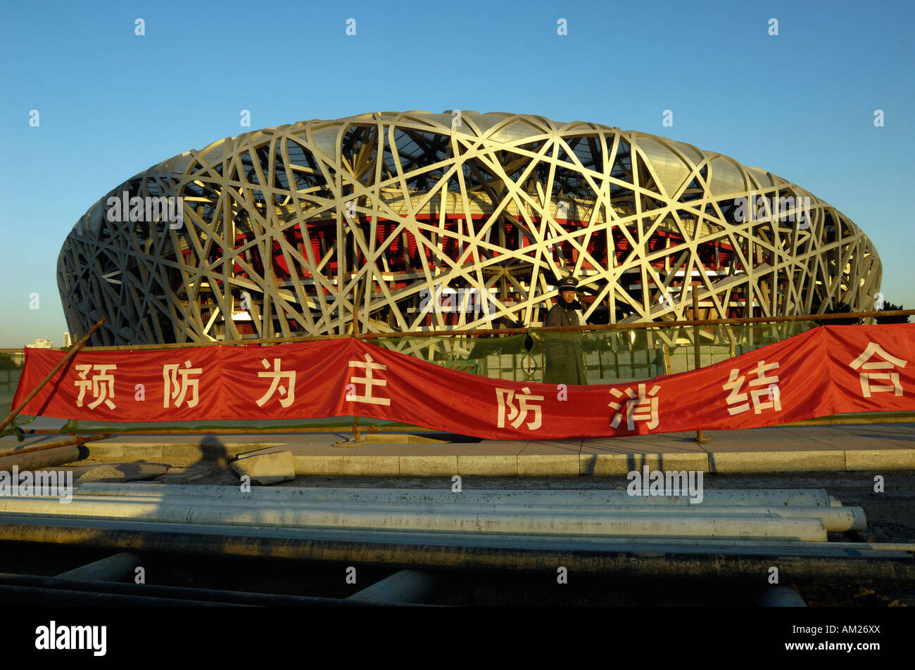 Un garde de sécurité sur le site de construction du Stade national connu sous le nom de nid d'oiseau pour les Jeux Olympiques de 2008 29 Nov 2007 Banque D'Images