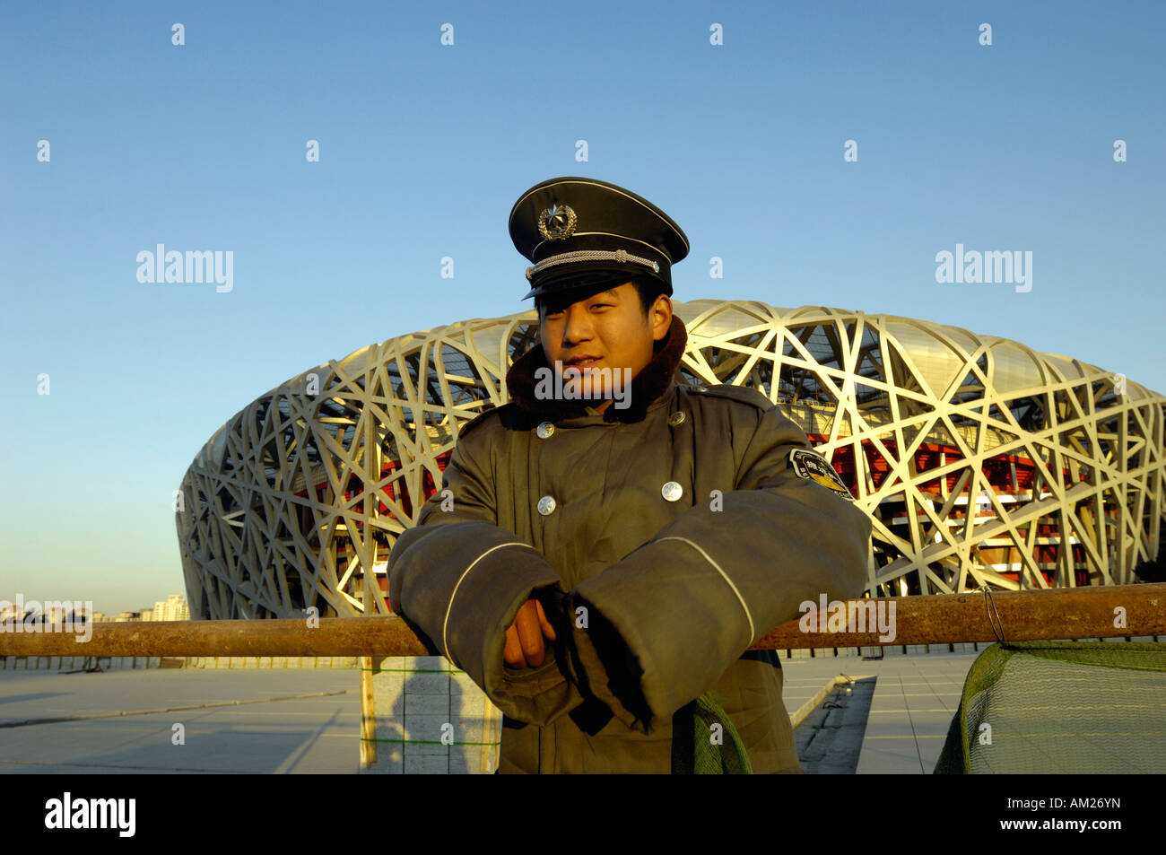 Un garde de sécurité sur le site de construction du Stade national connu sous le nom de nid d'oiseau pour les Jeux Olympiques de 2008 29 Nov 2007 Banque D'Images Un garde de sécurité sur le site de construction du Stade national connu sous le nom de nid d'oiseau pour les Jeux Olympiques de 2008 29 Nov 2007 Banque D'Images