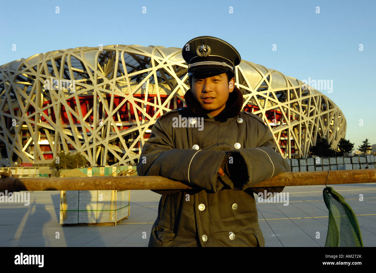 Un garde de sécurité sur le site de construction du Stade national connu sous le nom de nid d'oiseau pour les Jeux Olympiques de 2008 29 Nov 2007 Banque D'Images