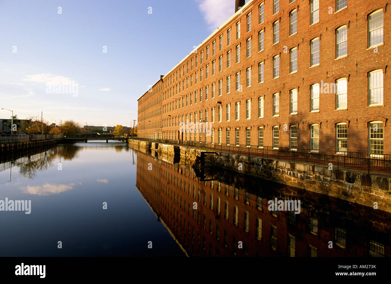 Coucher du soleil d'hiver sur un moulin abandonné le long d'un canal dans la ville industrielle de Lowell Massachusetts Banque D'Images