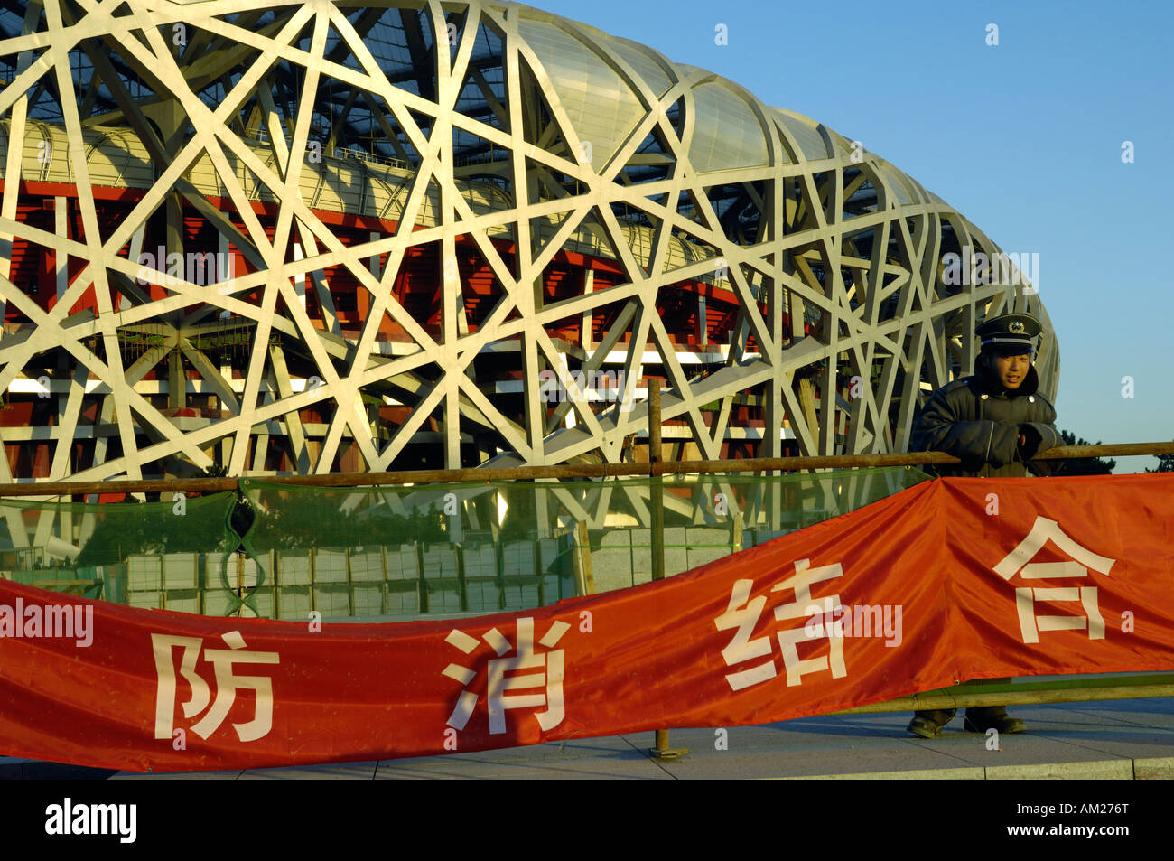 Un garde de sécurité sur le site de construction du Stade national connu sous le nom de nid d'oiseau pour les Jeux Olympiques de 2008 29 Nov 2007 Banque D'Images