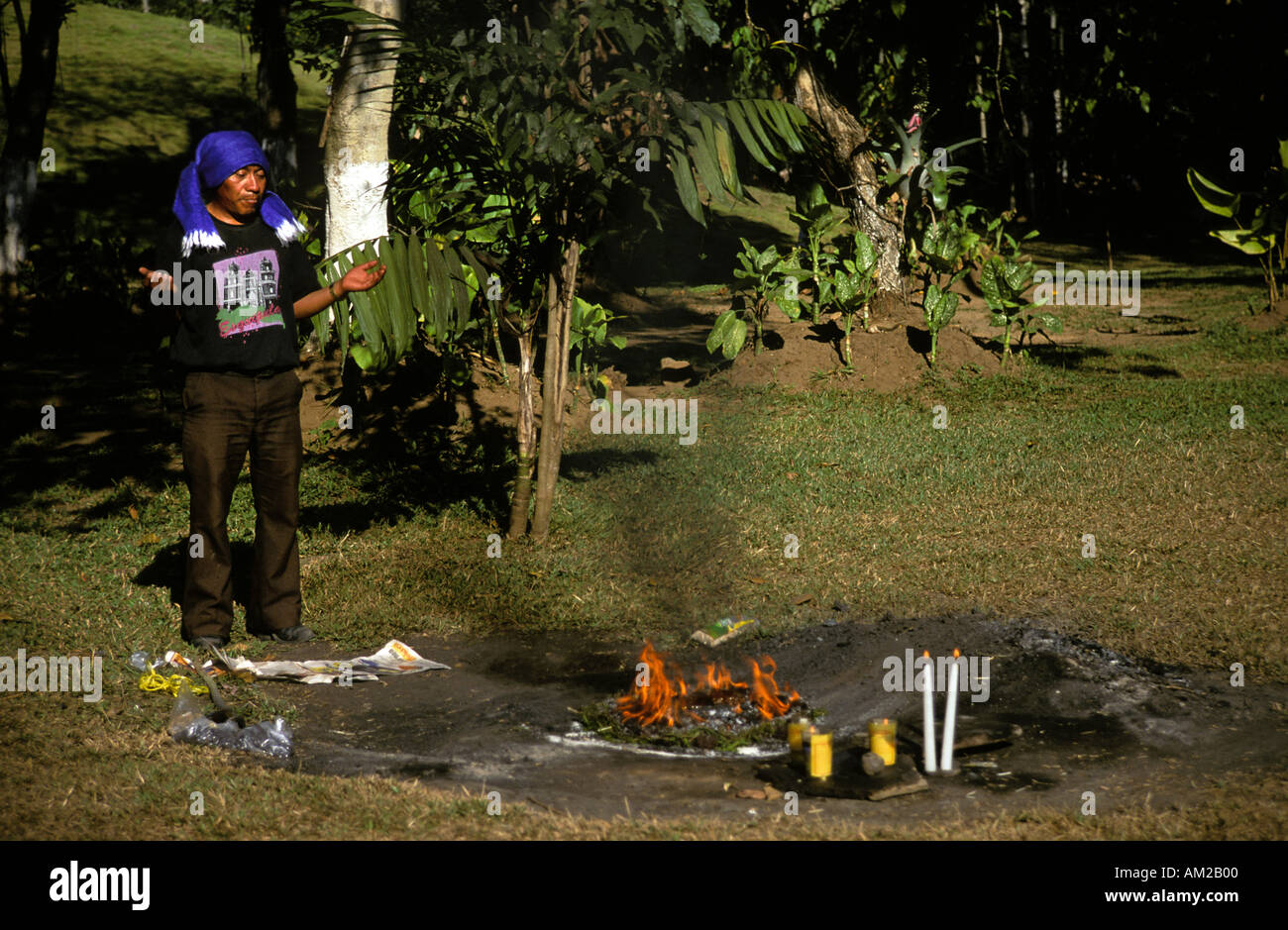 Un feu rituel par un prêtre Maya Chaman Maya pratiquant Abaj Takalik Retalhuleu Guatemala San Sebastian Banque D'Images