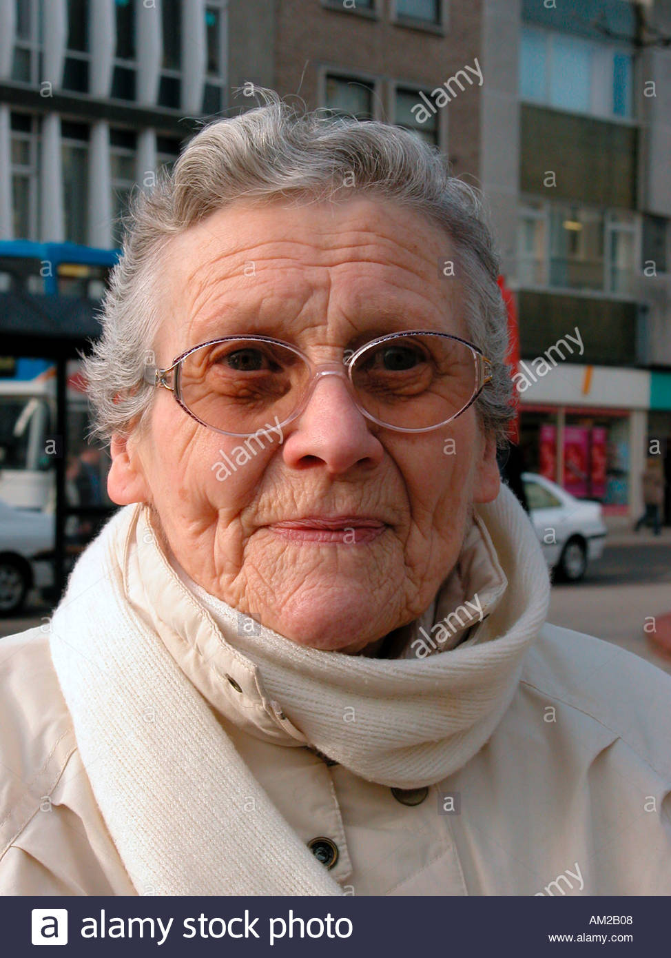 Femme âgée enveloppé avec écharpe manteau pour garder au Femme âgée enveloppé avec écharpe manteau pour garder au