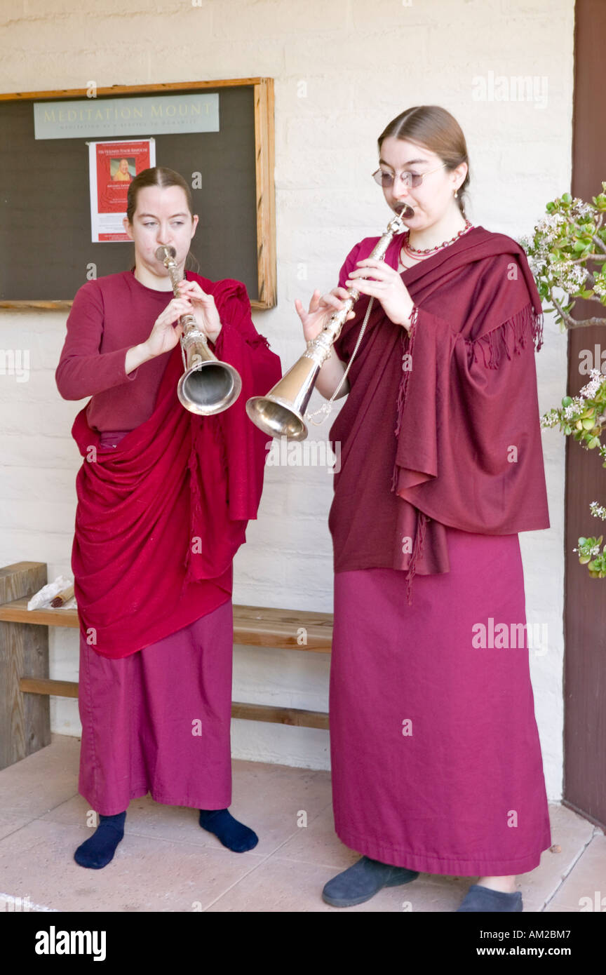 Deux nonnes bouddhistes à cornes coup autonomisation cérémonie bouddhiste Amitabha Mont méditation dans Ojai CA Banque D'Images