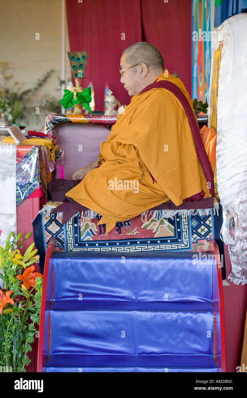 HH Penor Rinpoché né tibétain chef suprême du Bouddhisme Nyingmapa préside à l'habilitation à la méditation Amitabha en montage Banque D'Images
