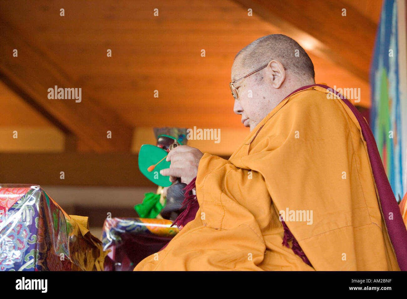HH Penor Rinpoché né tibétain chef suprême du Bouddhisme Nyingmapa préside à l'habilitation à la méditation Amitabha en montage Banque D'Images
