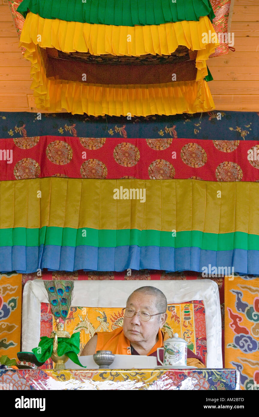 HH Penor Rinpoché né tibétain chef suprême du Bouddhisme Nyingmapa préside à l'habilitation à la méditation Amitabha en montage Banque D'Images