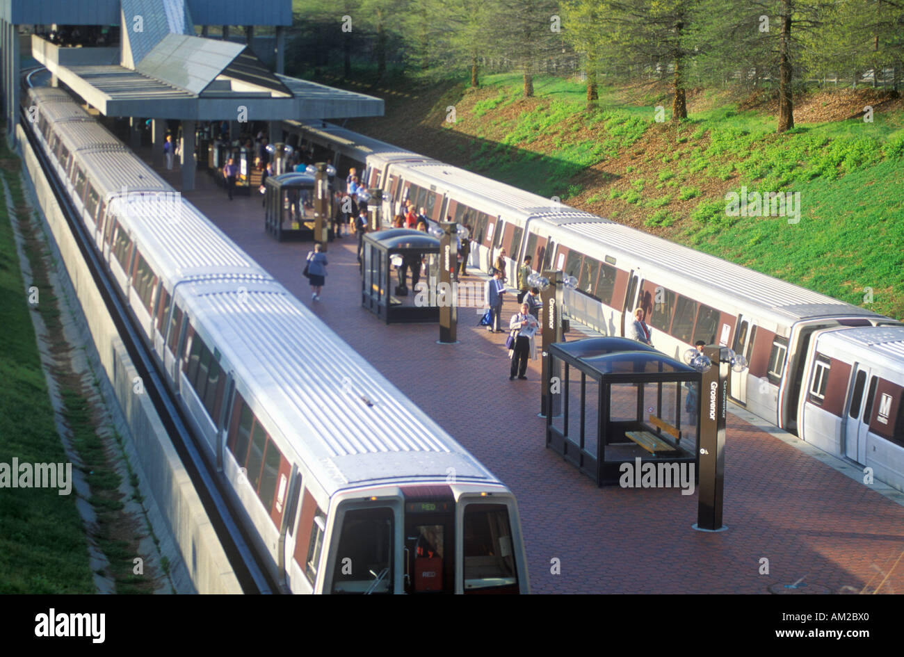 L'heure de pointe sur la ligne de métro une rame de métro quitte la station Grosvenor à Rockville au Maryland Banque D'Images
