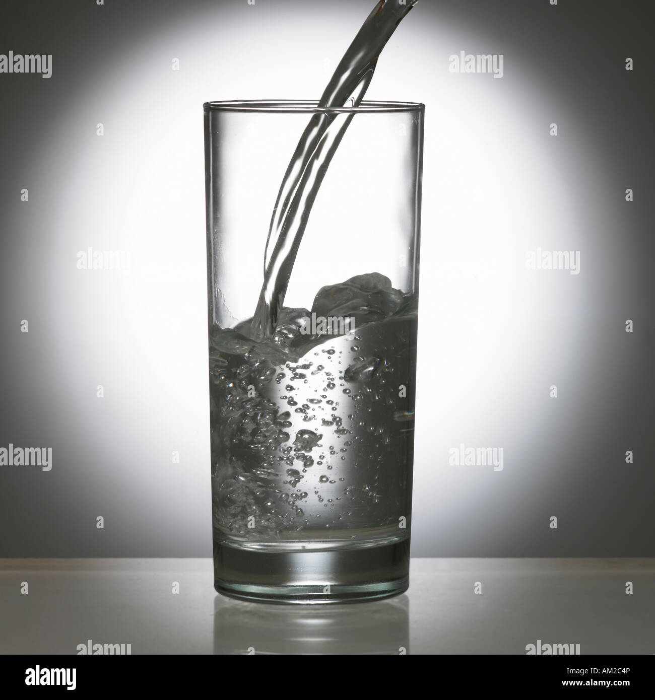 Verser de l'eau dans un verre Tumbler Banque D'Images