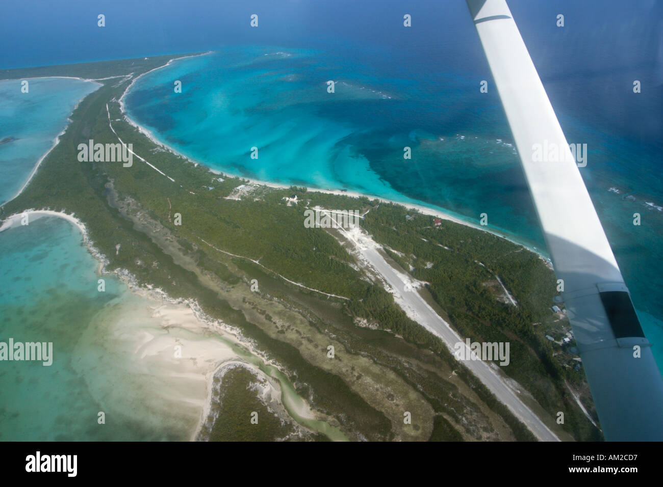 Vue aérienne de l'aérodrome sur Big Whale Cay, Bahamas, îles des Caraïbes, Banque D'Images