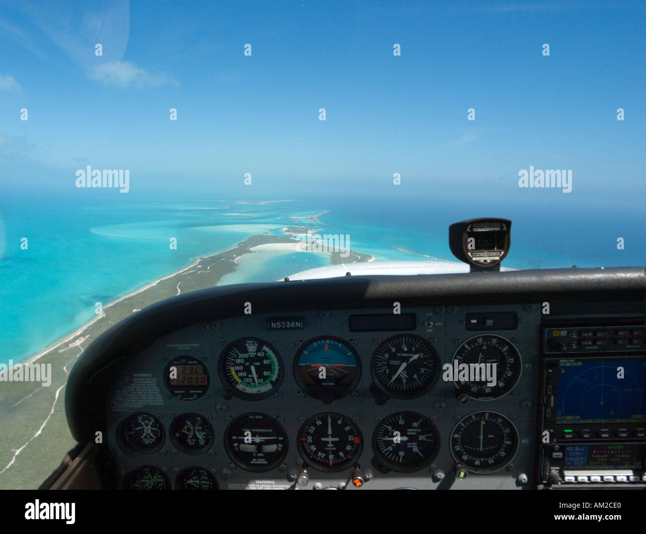 Tableau de bord d'un Cessna 172SP et une vue aérienne de Norman's Cay, le nord de l'Exuma, Bahamas, Caraïbes Banque D'Images