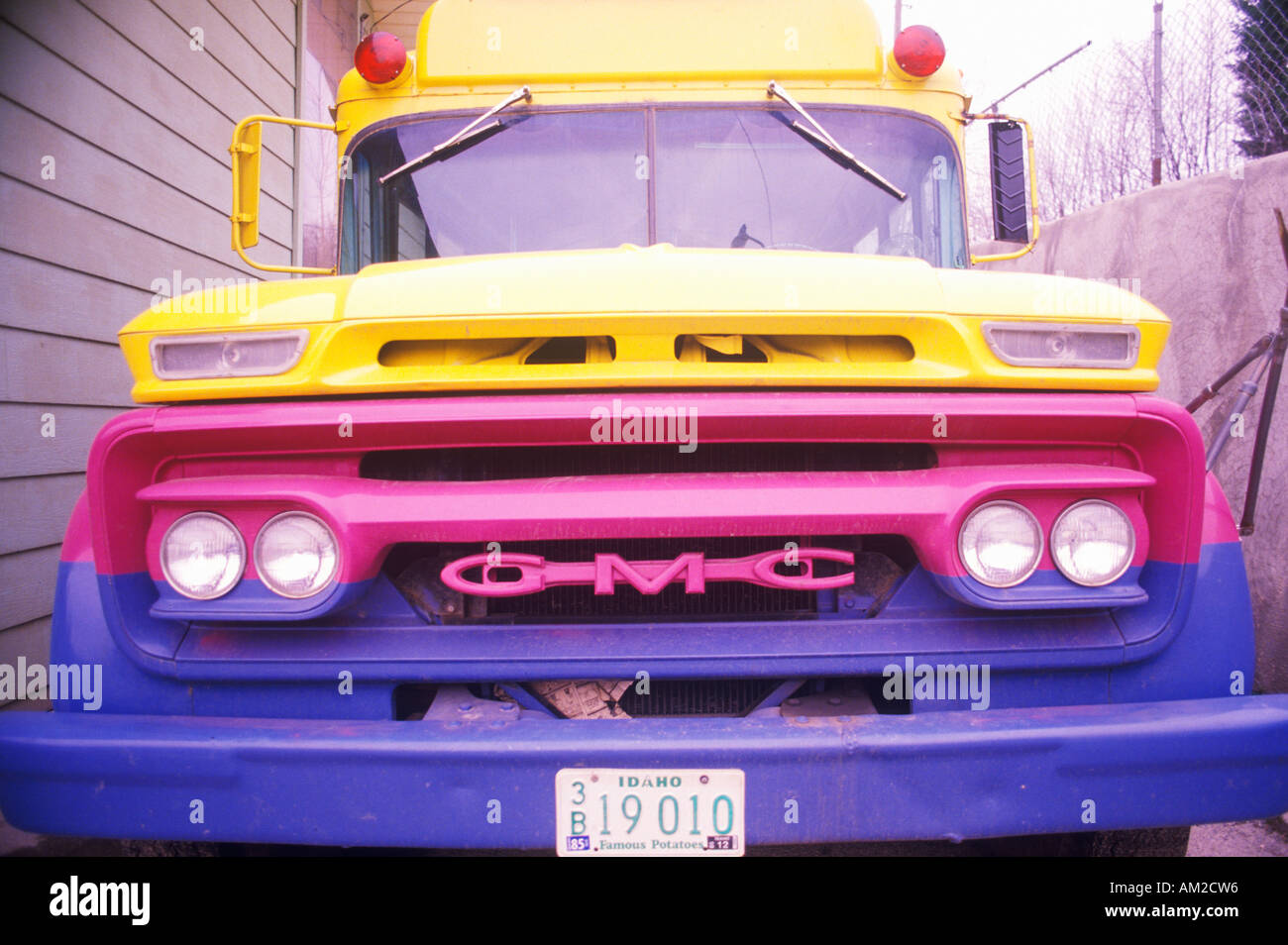 Un bus jaune violet bleu dans l'Oregon Banque D'Images