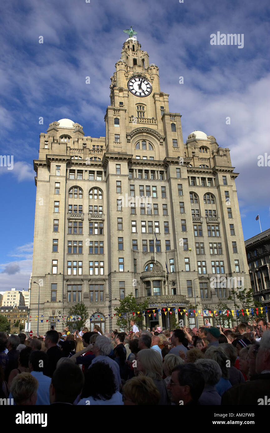 Les foules au festival de rue de Mathew Liverpool 2005 avec Liver Building en arrière-plan Banque D'Images